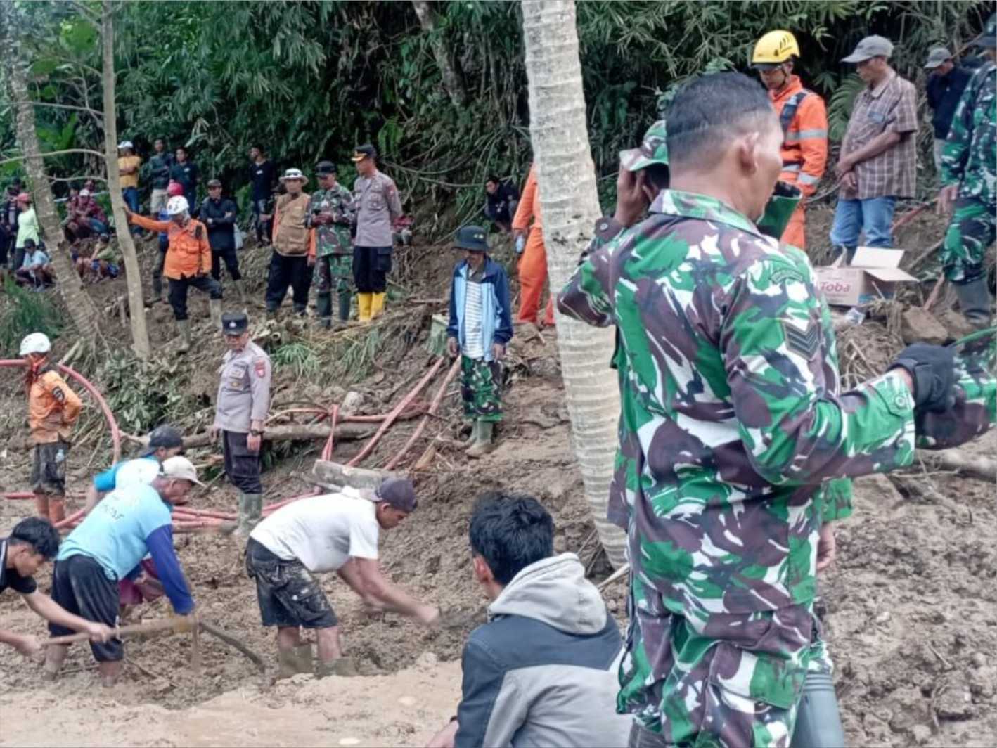 Tim SAR Gabungan Terus Cari Korban Tertimbun Longsor di Kecamatan Peundeuy Garut